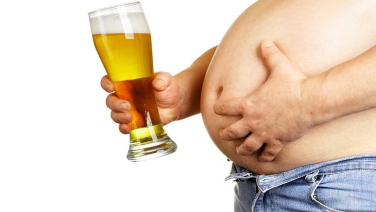 Nam giới uống bia nhiều rất dễ bị bụng bia.