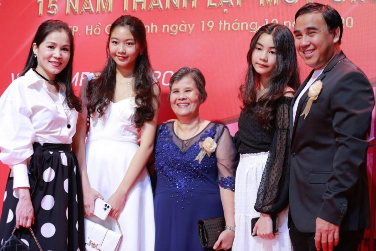 Hình ảnh gia đình Quyền Linh đi event.