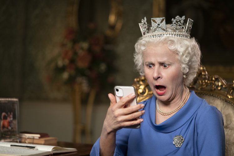 Nữ hoàng Anh phiên bản "fake" giờ còn chơi cả YouTube, không quên hú hét mọi người... like và đăng ký kênh