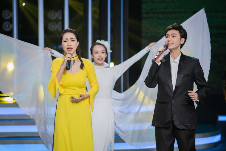 Ban giám khảo đánh giá cao Hòa Minzy khi cô chinh phục mọi thể loại âm nhạc.